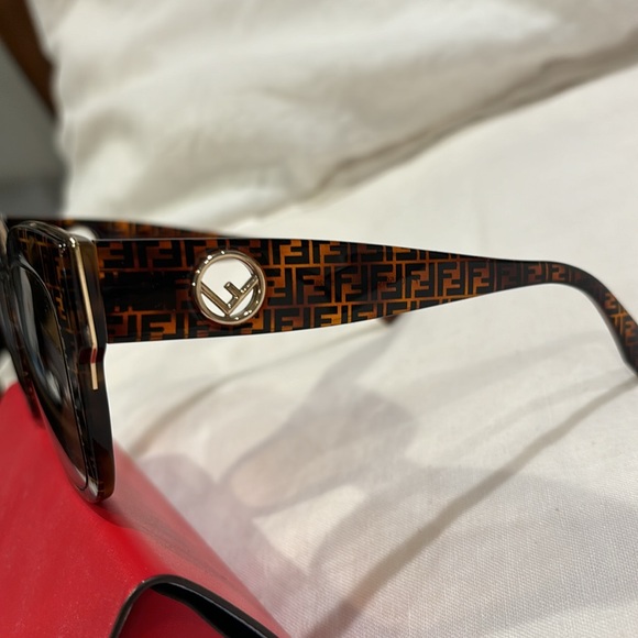 Fendi Sunglasses - Picture 4 of 10
